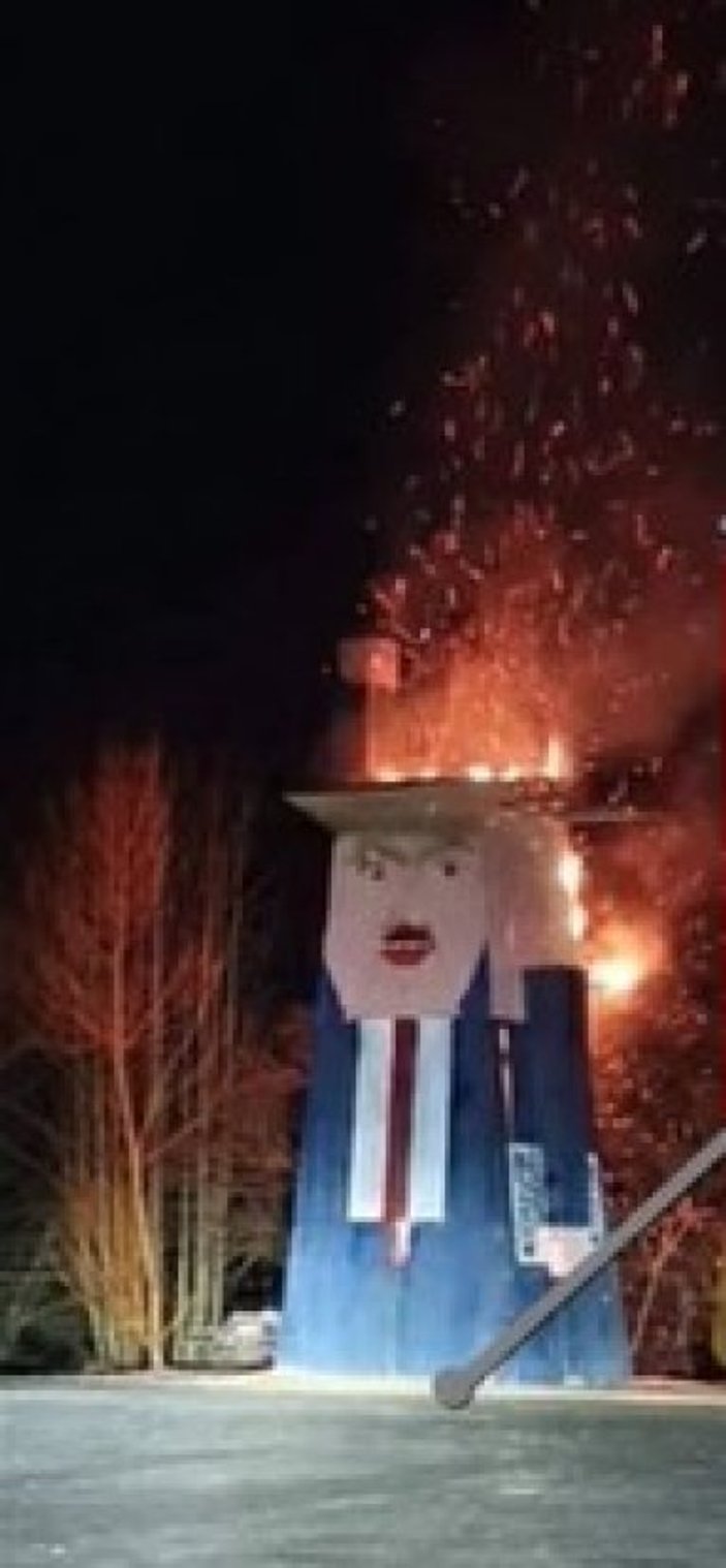 Slovenya'da Trump'ın heykelini yaktılar
