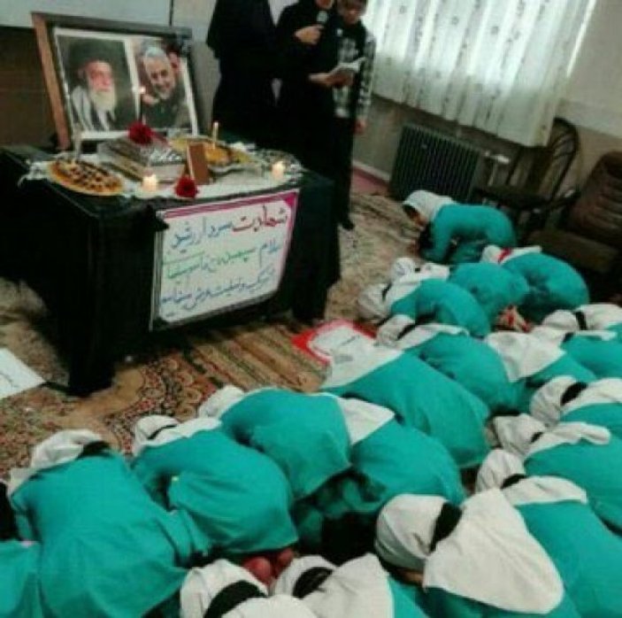 İran'da Kasım Süleymani'ye secde ettirilen çocuklar