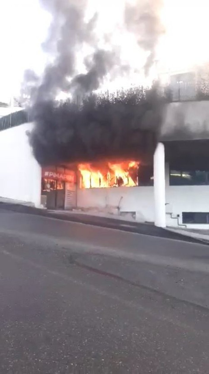 Okulun alt katındaki iş yeri yandı, öğrenciler çıkarıldı