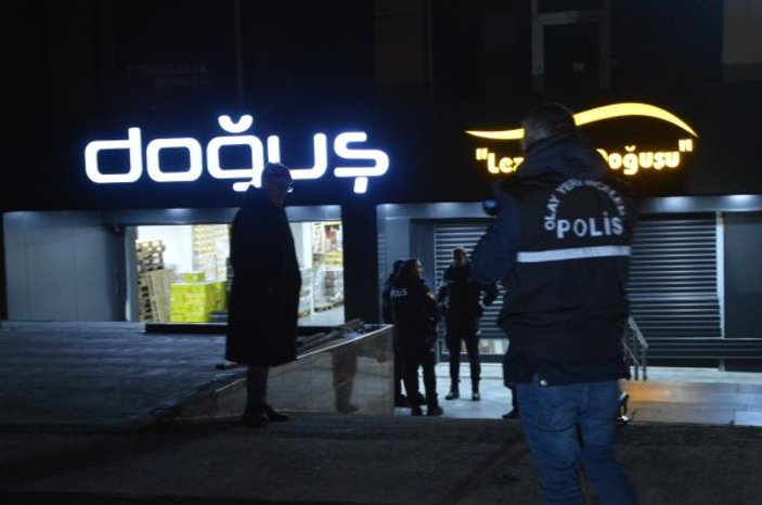 İstanbul'da 3 hırsız bir dükkandaki çelik kasayı çaldı