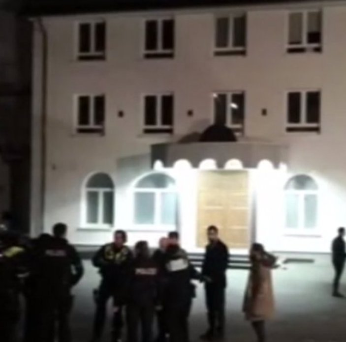 Almanya'da camiye taşlı saldırı