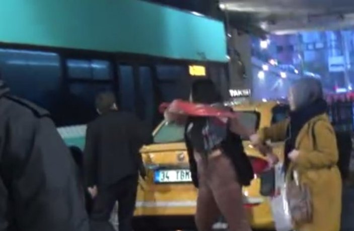 Para vermeyen turist Taksim'de taksiciye saldırdı