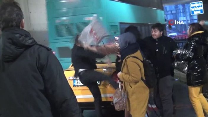 Para vermeyen turist Taksim'de taksiciye saldırdı
