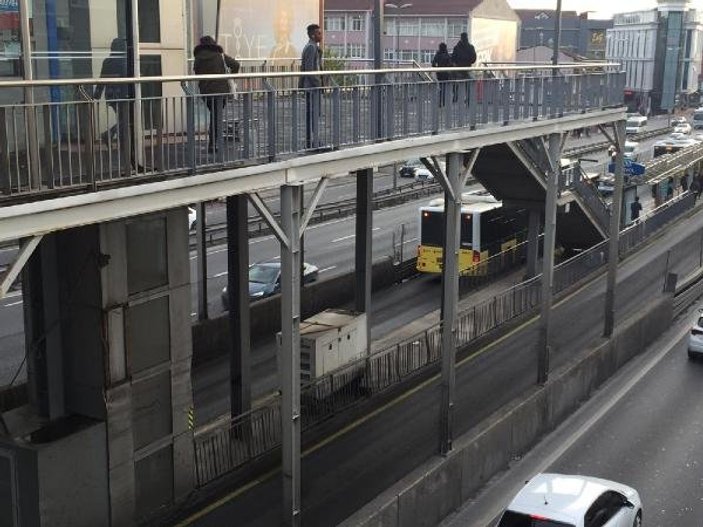 Beşyol Metrobüs durağı, engelliler için yenileniyor