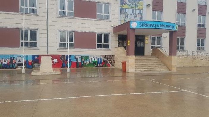 Kocaeli'de bir kişi okuldaki Atatürk büstünü kırdı