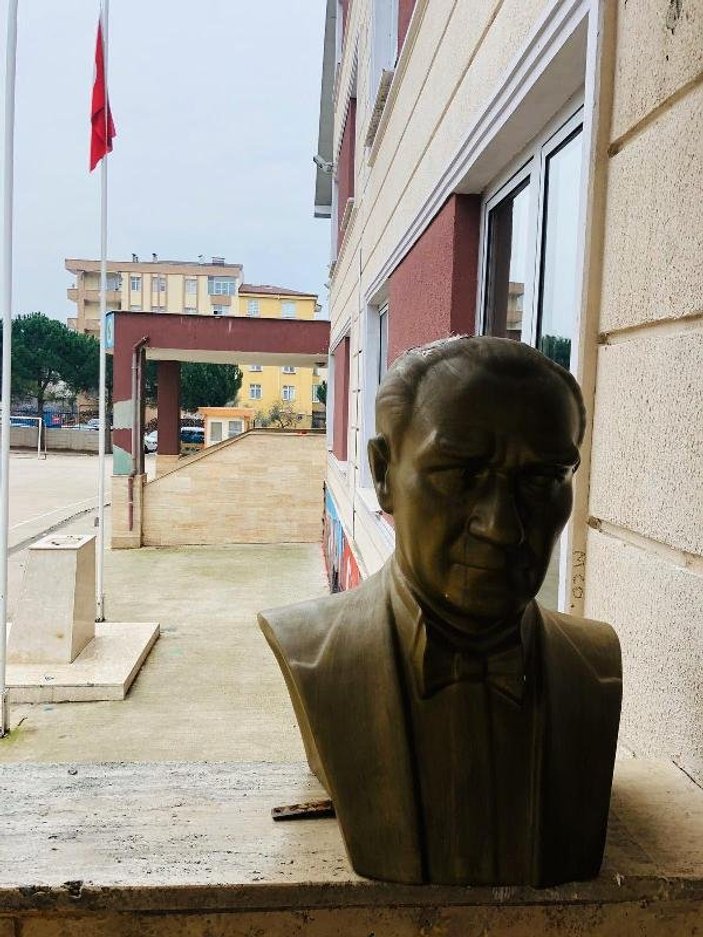 Kocaeli'de bir kişi okuldaki Atatürk büstünü kırdı