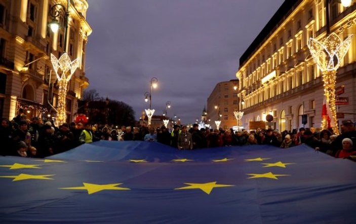 Polonya'yı AB'den çıkarabilecek yasa protesto edildi