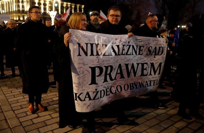 Polonya'yı AB'den çıkarabilecek yasa protesto edildi