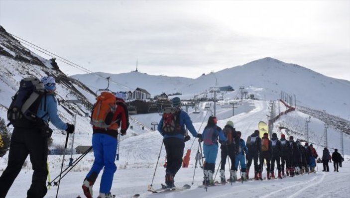 Palandöken'in zirvesine şehitlere saygı duruşu