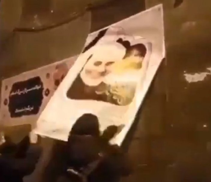 İranlılar Süleymani'nin posterlerini yırttı