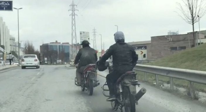 Esenyurt'ta yakıtı biten motosikletle tehlikeli yolculuk
