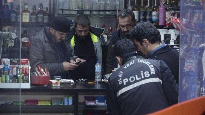 Bursa'da markete giren silahlı soyguncu kamerada