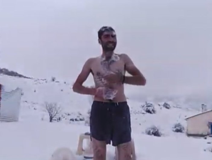 Dondurucu soğuğa aldırmadı, karda banyo yaptı
