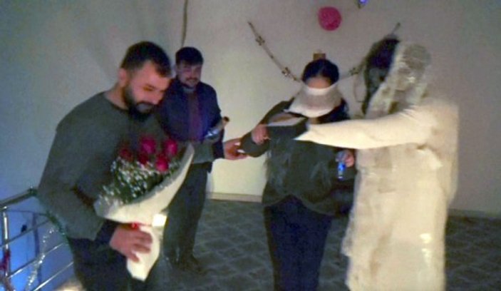 Kız arkadaşına evlenme teklifini korku evinde yaptı