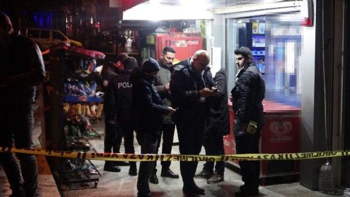 Bursa'da markete giren silahlı soyguncu kamerada