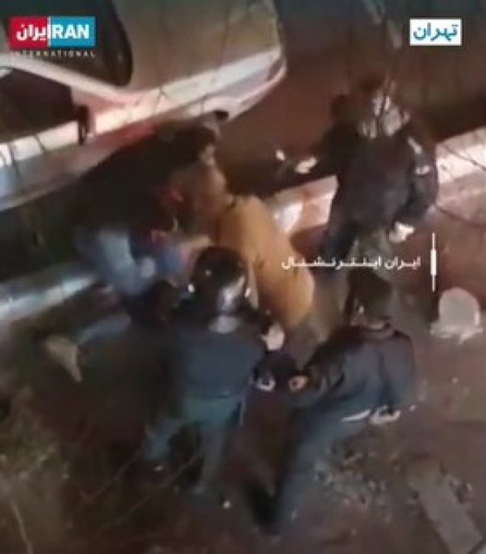 İran polisinden protestoculara coplu elektroşoklu saldırı