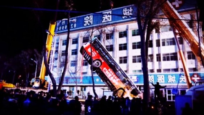 Çin'de yolcu otobüsü çöken yola düştü: 6 ölü 16 yaralı