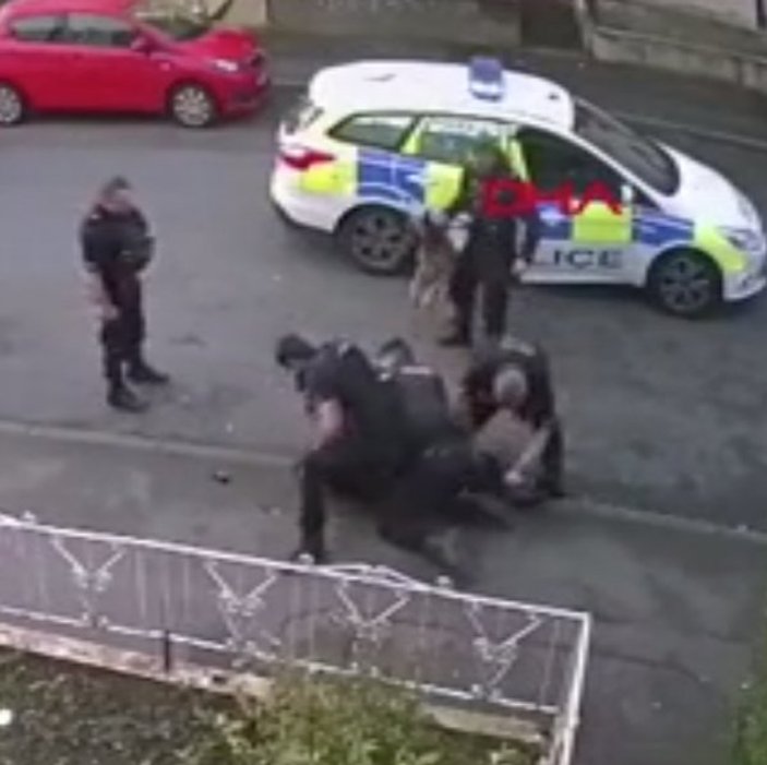 İngiliz polisi, teslim olan şüpheliyi darbetti