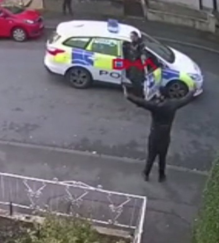 İngiliz polisi, teslim olan şüpheliyi darbetti
