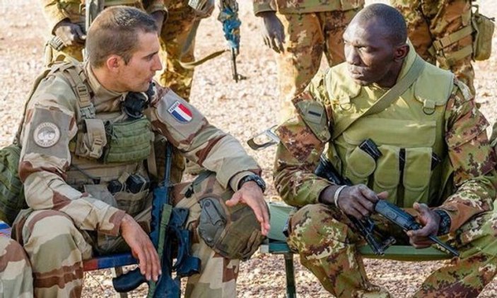 Fransa, batı Afrika'ya 220 asker daha gönderecek