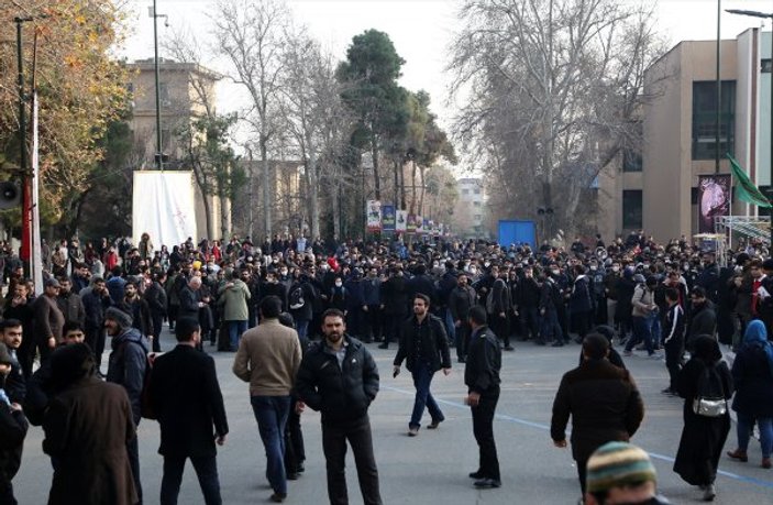 İran halkı rejim karşıtı gösterilerine devam ediyor