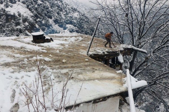 Pakistan'da kar yağışı sebebiyle 75 kişi öldü