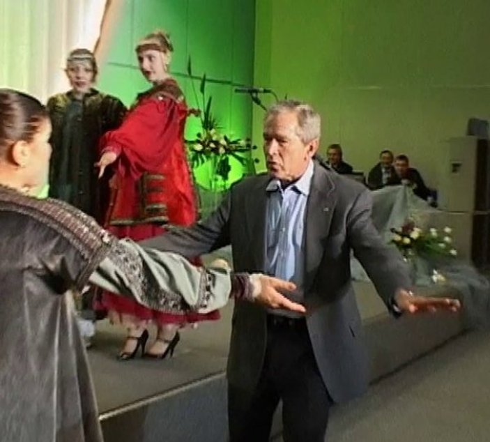 Putin ile Bush'un Rus kızlarıyla dansı