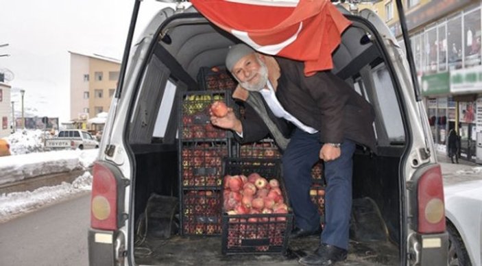 Mehmetçik'e elma götürmek için kilometrelerce yol katetti