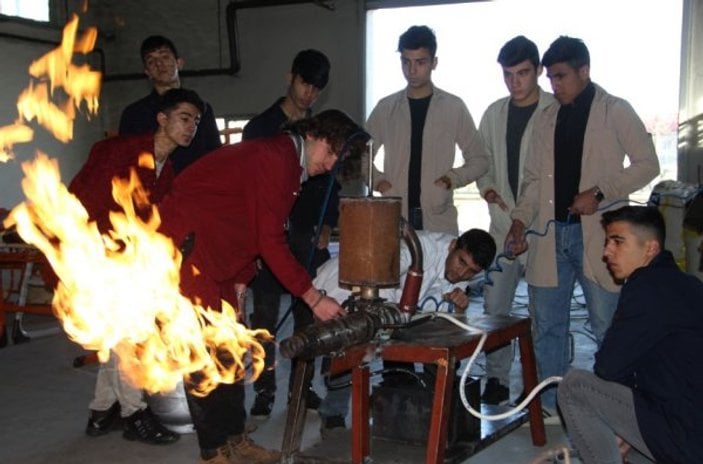 Öğrenciler itme kuvvetli LPG’li jet motoru yaptı