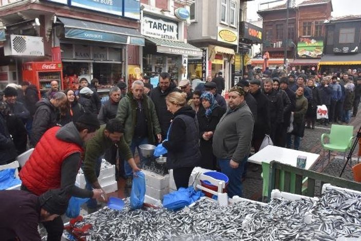 Edirne'de 5 liraya satılan hamsi için kuyruklar oluştu