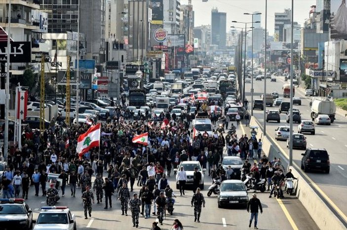 Lübnan'da devam eden gösterilerde halk yolları kapadı