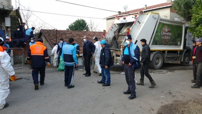 İstanbul'da bir gecekondudan 20 ton çöp çıkarıldı