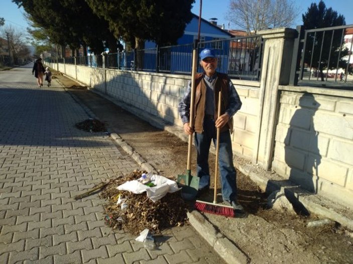 Mahallesini temizleyen adama temizlik işçileri tepkili