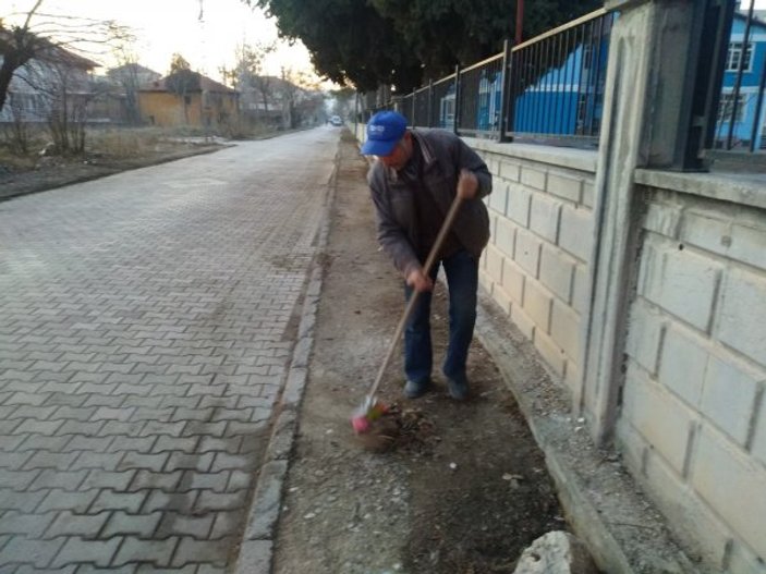 Mahallesini temizleyen adama temizlik işçileri tepkili
