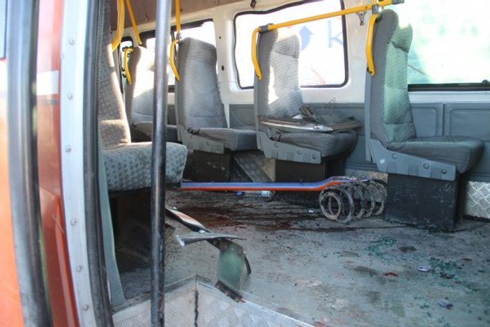Makas atmak isteyen otomobilin çarptığı minibüs kaza yaptı