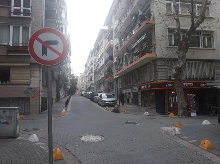 Kadıköy'de motosiklet ve otomobil çarpıştı