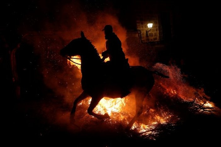 Atlar, kötülüklerden arındırılmak için ateş üzerinde yürütüldü