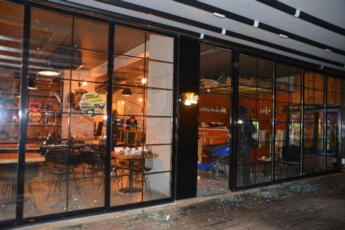 Alkollü kadın eski erkek arkadaşının iş yerinin camlarını kırdı