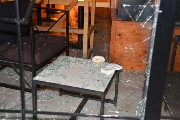 Alkollü kadın eski erkek arkadaşının iş yerinin camlarını kırdı