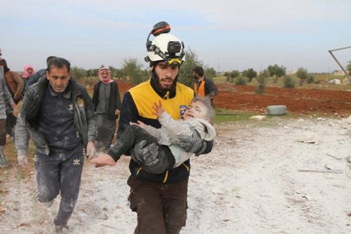 Halep'te moloz yığını altında kalan 1 çocuk kurtarıldı
