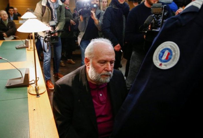 Fransa'da tacizci papaz Vatikan'a suç attı