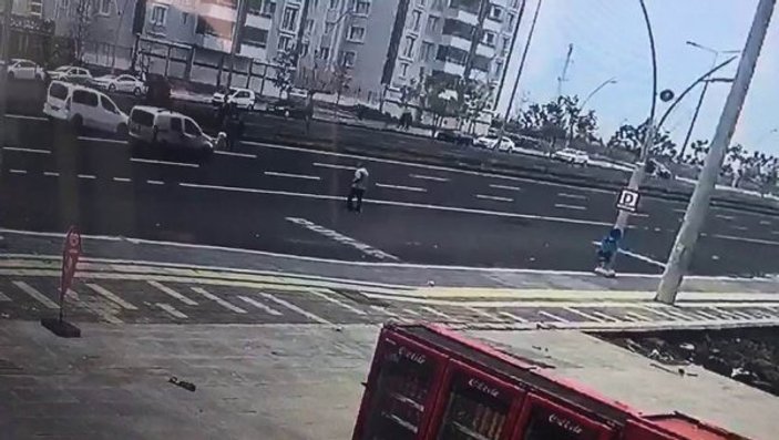 Diyarbakır'da yolun karşısına geçen adama otomobil çarptı