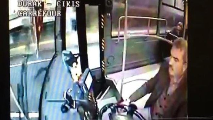 Halk otobüsünü sıkıştıran otomobil yolcuları korkuttu