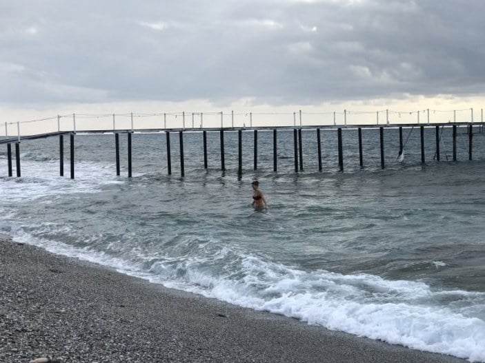 Antalya'da Rus turistler soğuk havaya aldırmadı