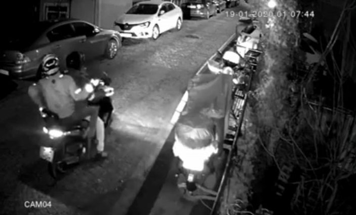 Kasklı hırsızlar motosikletin alarmı çalınca kaçtı