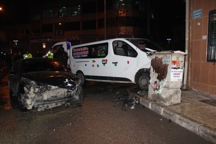 Elazığ'da otomobil ile minibüs çarpıştı: 3 yaralı