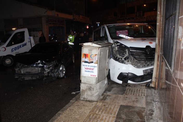 Elazığ'da otomobil ile minibüs çarpıştı: 3 yaralı
