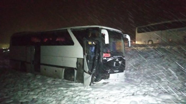 Sivasspor altyapı futbolcularının otobüsü kaza yaptı