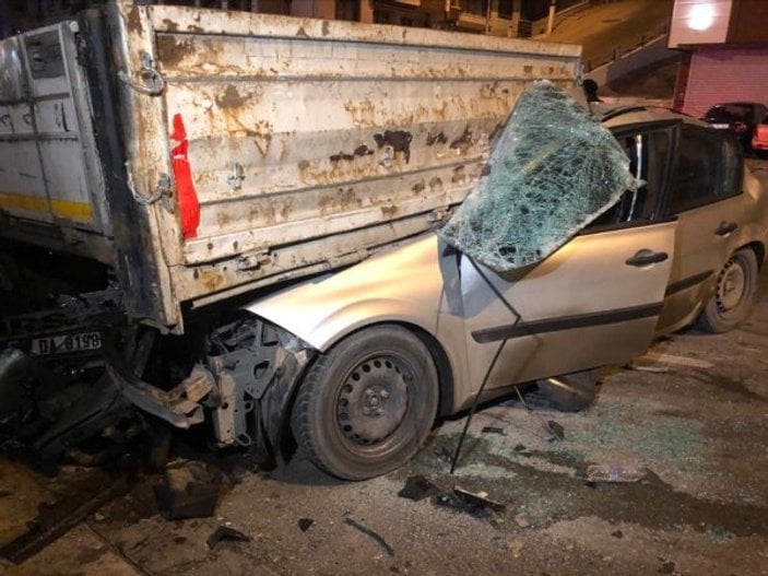 Ankara'da bir otomobil park halindeki tırın altına girdi