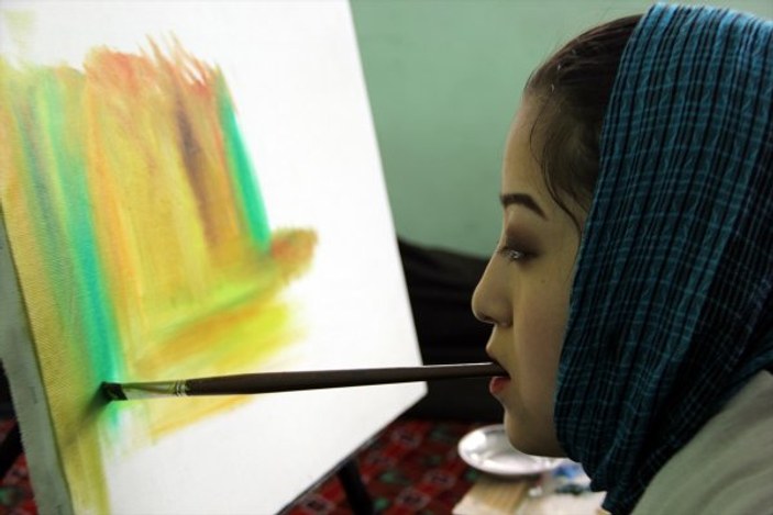 20 yaşındaki genç kız ağzıyla çizdiği resimleri satıyor